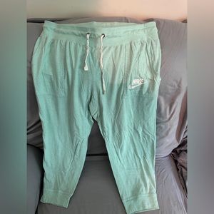 Nike Cropped pants